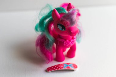 Renkli oyuncak bir midillinin ve saç tokasının yakın çekimi..