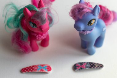 Renkli oyuncak midillilerin ve saç tokalarının yakın çekimi..