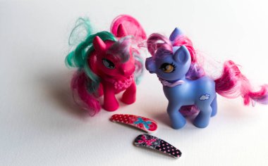 Renkli oyuncak midillilerin ve saç tokalarının yakın çekimi..