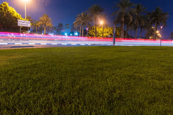 Dubai Vae 2021 Nachtstraße Mit Leichten Spuren Von Den Autos — Stockfoto