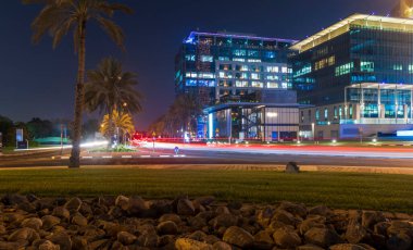 Dubai, BAE - 05.28.2021 Gece Sokağında Dubai Uluslararası Finans Merkezi 'ndeki arabalardan hafif patikalar