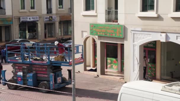 Maintenance Workers Working Heights Repairing Facade Building International City District — Stock Video