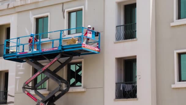 Trabalhadores Manutenção Trabalhando Alturas Reparando Fachada Edifício Distrito Cidade Internacional — Vídeo de Stock