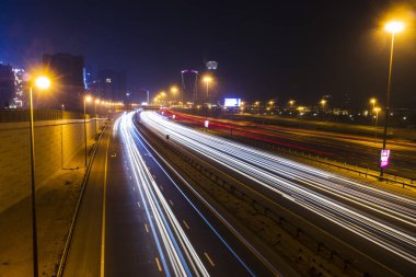 Dubai, BAE - 06.04.2021 Gece El Khail yolunda Işık Yolu