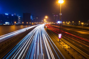 Dubai, BAE - 06.04.2021 Gece El Khail yolunda Işık Yolu