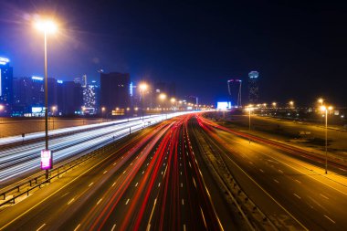 Dubai, BAE - 06.04.2021 Gece El Khail yolunda Işık Yolu