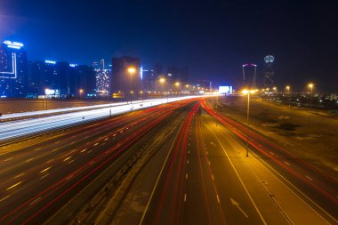 Dubai, BAE - 06.04.2021 Gece El Khail yolunda Işık Yolu