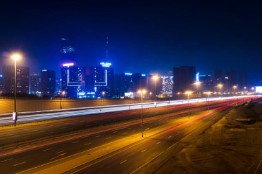 Dubai, BAE - 06.04.2021 Gece El Khail yolunda Işık Yolu