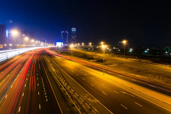 Dubai, BAE - 06.04.2021 Gece El Khail yolunda Işık Yolu