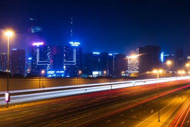 Dubai, BAE - 06.04.2021 Gece El Khail yolunda Işık Yolu