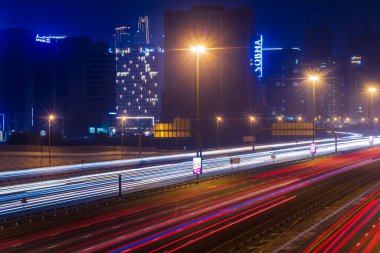 Dubai, BAE - 06.04.2021 Gece El Khail yolunda Işık Yolu