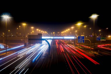 Dubai, BAE - 06.04.2021 Gece El Khail yolunda Işık Yolu