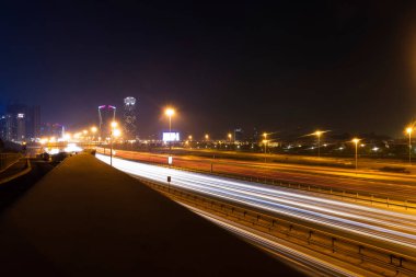 Dubai, BAE - 06.04.2021 Gece El Khail yolunda Işık Yolu
