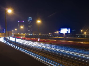 Dubai, BAE - 06.04.2021 Gece El Khail yolunda Işık Yolu