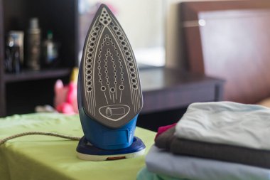 Demir tahtada demir bir atış.