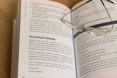 Nasıl iyi ilişkiler kurulacağını anlatan bir kitap aç.