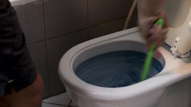 Homem Limpar Casa Banho Higiene — Vídeo de Stock