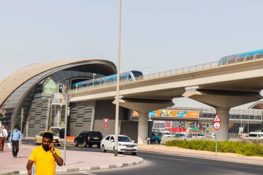 Dubai, BAE - 06.27.2021 - Altın ve Elmas Parkı metro istasyonu yakınlarındaki Shaikh Zayed yolunda erken saat. Açık havada.