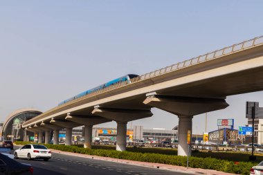 Dubai, BAE - 06.27.2021 - Altın ve Elmas Parkı metro istasyonu yakınlarındaki Shaikh Zayed yolunda erken saat. Açık havada.