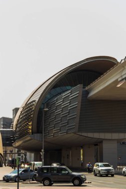 Dubai, BAE - 06.27.2021 Dubai 'nin Garhoud bölgesinde sabahın erken saatleri. GIGICO metro istasyonu. Açık havada.