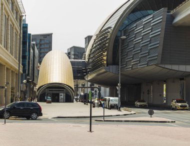 Dubai, BAE - 06.27.2021 Dubai 'nin Garhoud bölgesinde sabahın erken saatleri. GIGICO metro istasyonu. Açık havada.