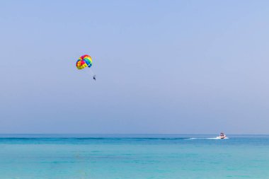 Kıyıya yakın bir yerde deniz paraşütü yaparken vuruldu. Etkinlik
