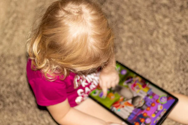 Tiro Niña Con Tableta Regazo — Foto de Stock