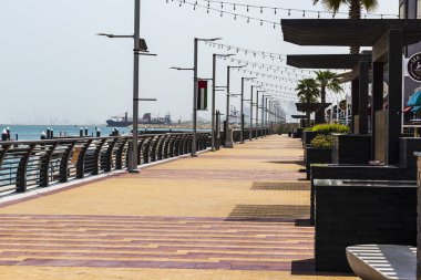 Dubai, BAE - 07.07.2021 Rıhtım pazarındaki boş yürüyüş yolu