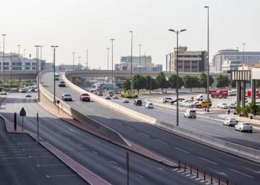 Dubai, BAE - 07.14.2021 Deira bölgesinde Sabah trafiği