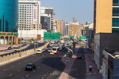 Dubai, BAE - 07.14.2021 Deira bölgesinde sabah trafiği en eski dönüm noktalarından birinin yakınında..