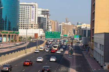 Dubai, BAE - 07.14.2021 Deira bölgesinde sabah trafiği en eski dönüm noktalarından birinin yakınında..
