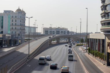 Dubai, BAE - 07.14.2021 Deira bölgesinde Sabah trafiği