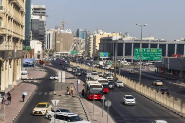Dubai, BAE - 07.14.2021 Deira bölgesinde sabah trafiği en eski dönüm noktalarından birinin yakınında..