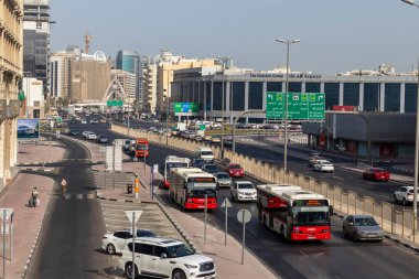 Dubai, BAE - 07.14.2021 Deira bölgesinde sabah trafiği en eski dönüm noktalarından birinin yakınında..