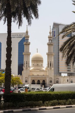 Dubai, BAE - 07.14.2021 Dubai Ticaret Odası ve yakınındaki bir caminin Çekimi