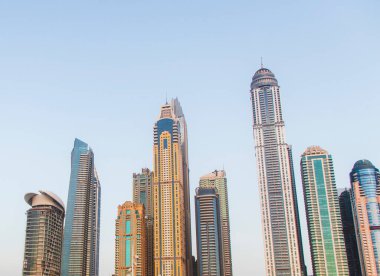 Dubai, BAE - 07.19.2021 Dubai Marina bölgesinde bir kulenin görüntüsü.