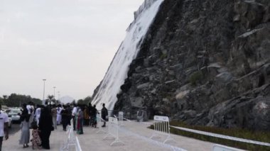 Sharjah, BAE - 07.20.2021 Sharjah amfitiyatro şelalesi, Khor Fakkan bölgesi ziyaretçileri. Gezmeye.