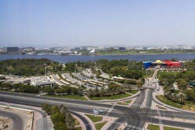 Dubai, BAE - 07.22.2021 Bir dere parkı ve çocuk şehri manzarası. Ayrıca Shot havaalanı terminalinde, dere yatında ve golf kulübünde..