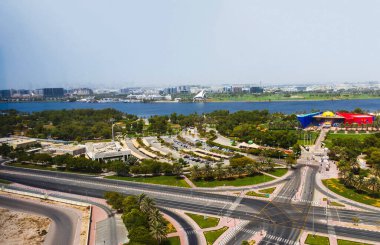 Dubai, BAE - 07.22.2021 Bir dere parkı ve çocuk şehri manzarası. Ayrıca Shot havaalanı terminalinde, dere yatında ve golf kulübünde..