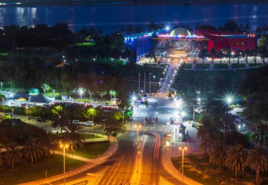 Dubai, BAE - 07.22.2021 Gece dere parkına ve çocuk şehrine giriş.