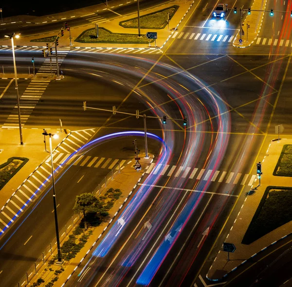 Arabaların ışık yollarıyla kesişen yol kavşağı.