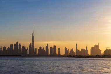 Dubai, BAE - 07.17.2021 Dubai silueti manzaralı, Dubai dere limanından çekilmiş.