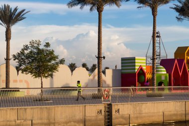 Dubai, BAE - 07.17.2021 Dubai dere limanında yürüyen güvenlik görevlisi