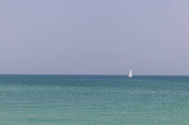 Uzaktan beyaz yelkenli vuruşu.