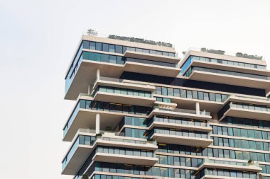 Modern bir binanın cephesi..