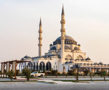 Sharjah, BAE - 07.31.2021 - Akşam saatlerinde Sharjah Camii.