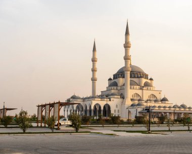 Sharjah, BAE - 07.31.2021 - Akşam saatlerinde Sharjah Camii.