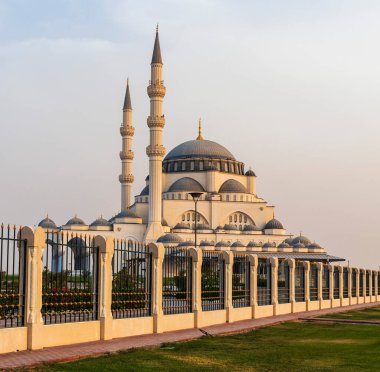 Sharjah, BAE - 07.31.2021 - Akşam saatlerinde Sharjah Camii.