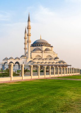 Sharjah, BAE - 07.31.2021 - Akşam saatlerinde Sharjah Camii.