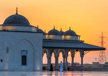Arap erkek ve kadınlar camiye akşam namazına gidiyorlar..